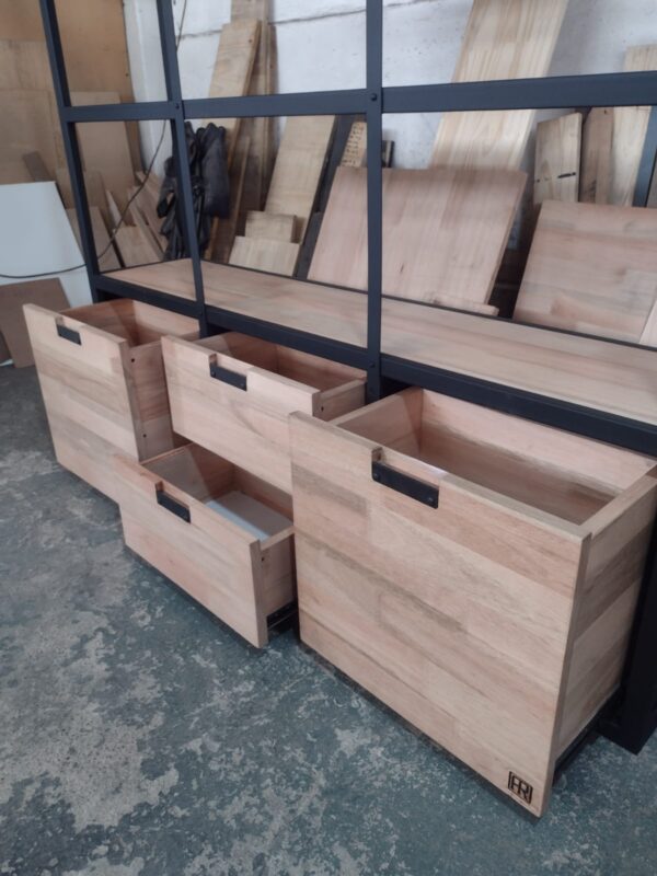 Estantería industrial de herrería y madera a medida fabricada en Bariloche.