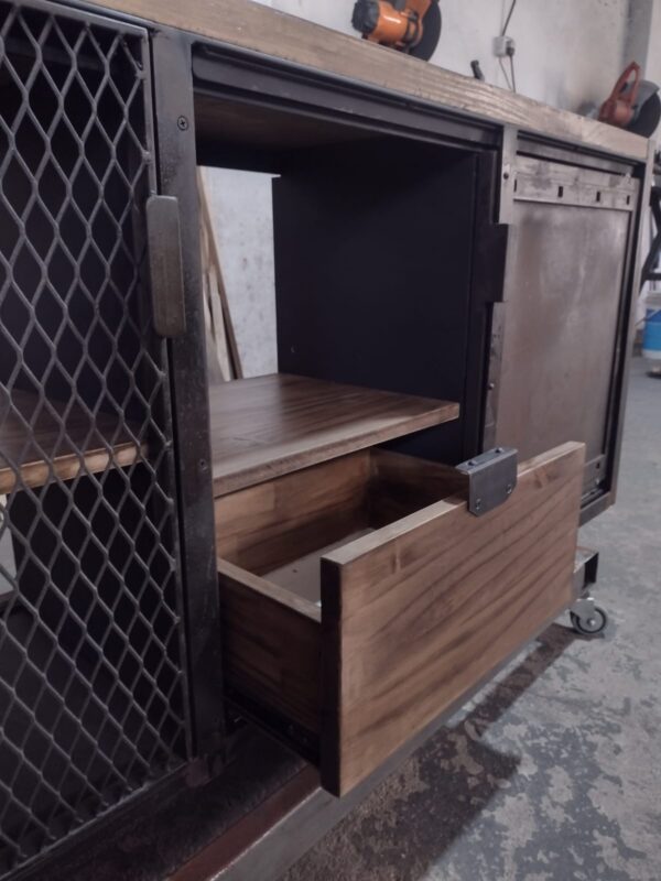 Baiut de herrería y madera estilo industrial a medida fabricado en Bariloche.