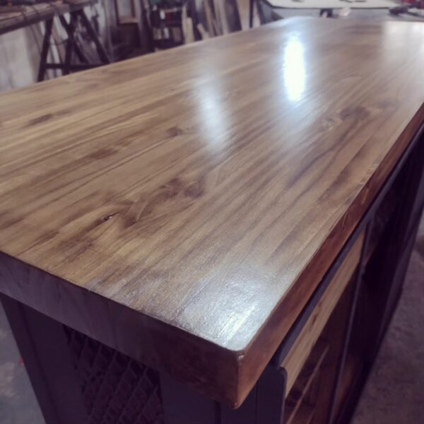 Mesa de comedor de hierro y madera estilo industrial en Bariloche