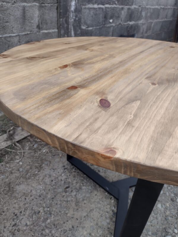 Mesa de comedor de hierro y madera estilo industrial en Bariloche