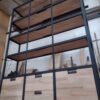 Estantería industrial de herrería y madera a medida fabricada en Bariloche.