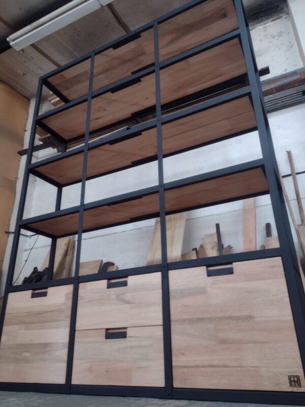 Estantería industrial de herrería y madera a medida fabricada en Bariloche.