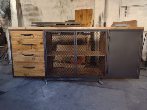 Baiut de herrería y madera estilo industrial a medida fabricado en Bariloche.