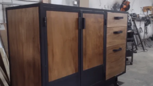 Chifonier de herrería y madera con puertas y cajones estilo industrial.
