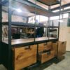 Estantería industrial de herrería y madera a medida fabricada en Bariloche.