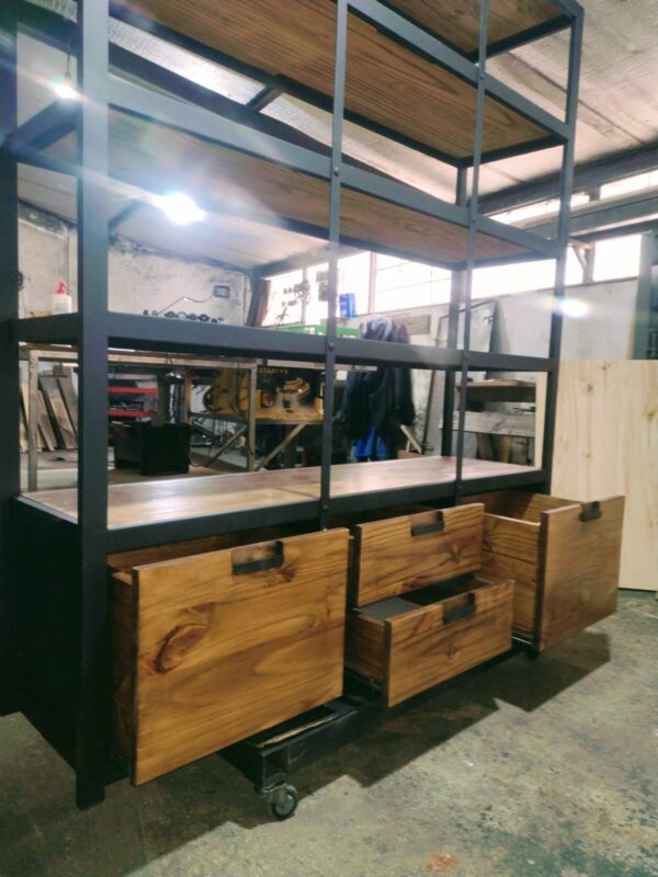 Estantería industrial de herrería y madera a medida fabricada en Bariloche.