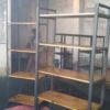 Estantería industrial de herrería y madera a medida fabricada en Bariloche.