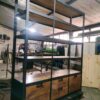 Estantería industrial de herrería y madera a medida fabricada en Bariloche.