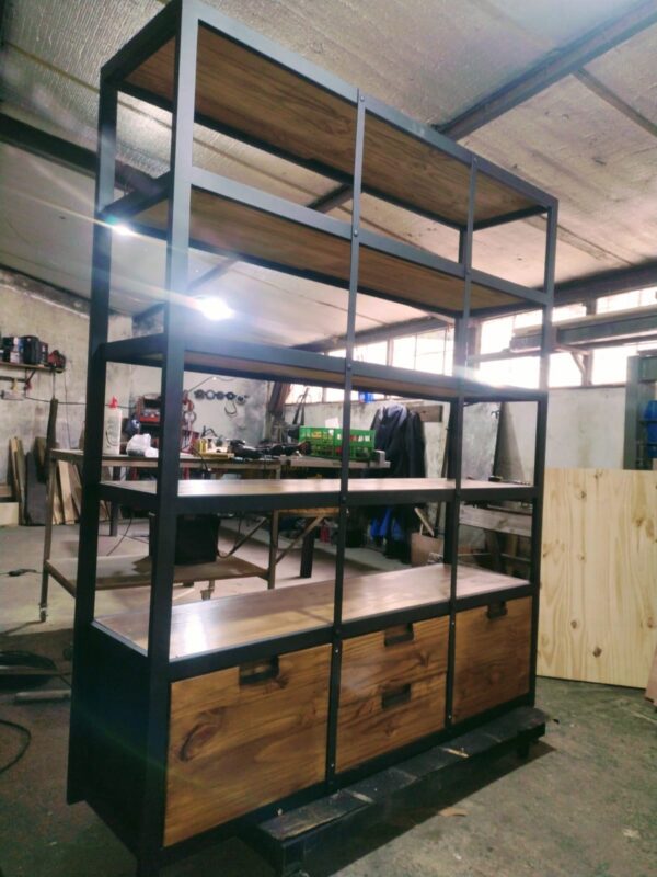 Estantería industrial de herrería y madera a medida fabricada en Bariloche.