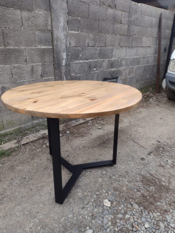 Mesa de comedor de hierro y madera estilo industrial en Bariloche