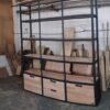 Estantería industrial de herrería y madera a medida fabricada en Bariloche.