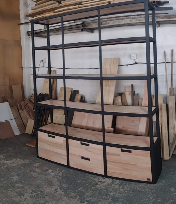 Estantería industrial de herrería y madera a medida fabricada en Bariloche.
