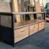 Baiut de herrería y madera estilo industrial a medida fabricado en Bariloche.