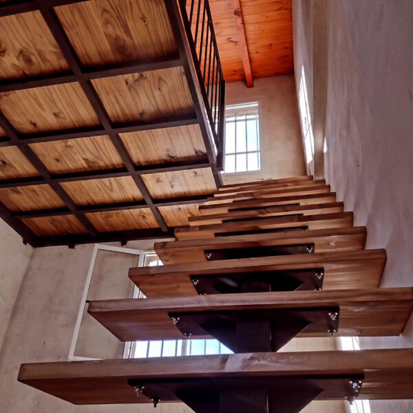 655499910_18079071932525237_81360593001354449_n Escalera de herrería estructural a medida instalada en vivienda interior.