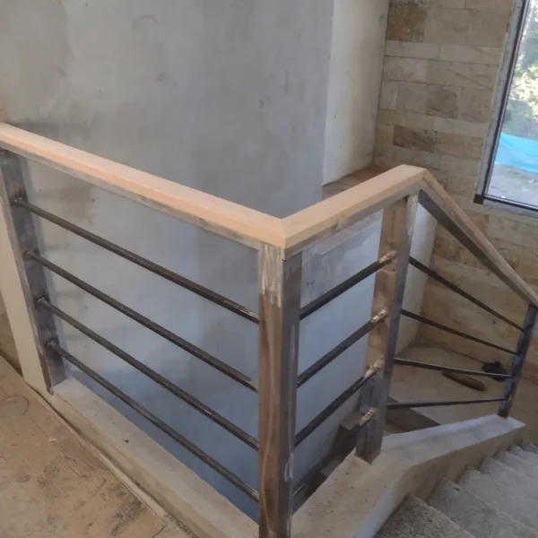 657720843_18195436048357087_4264721308312025781_n Escalera de herrería estructural a medida instalada en vivienda interior.