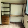 Estantería industrial de herrería y madera a medida fabricada en Bariloche.