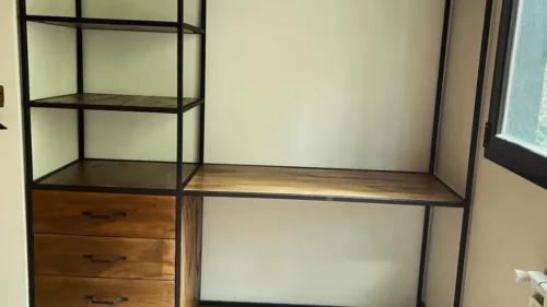 Estantería industrial de herrería y madera a medida fabricada en Bariloche.