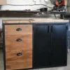 Baiut de herrería y madera estilo industrial a medida fabricado en Bariloche.