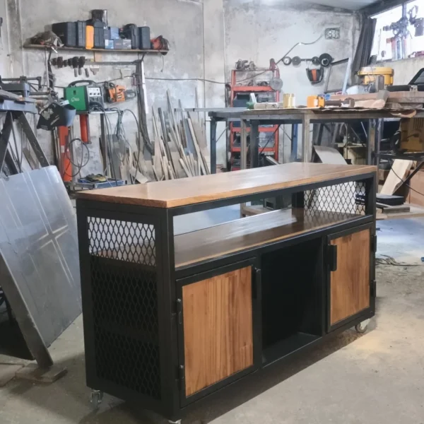 Baiut de herrería y madera estilo industrial a medida fabricado en Bariloche.