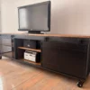 Rack de TV industrial de herrería y madera a medida fabricado en Bariloche.