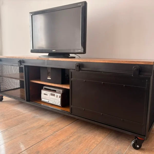 Rack de TV industrial de herrería y madera a medida fabricado en Bariloche.