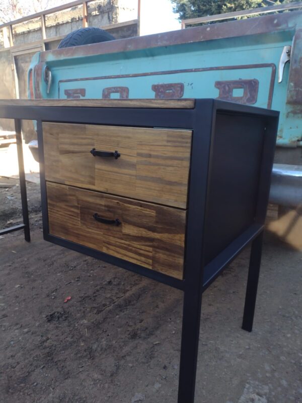 Escritorio para computadora estilo industrial de herrería y madera a medida en Bariloche.