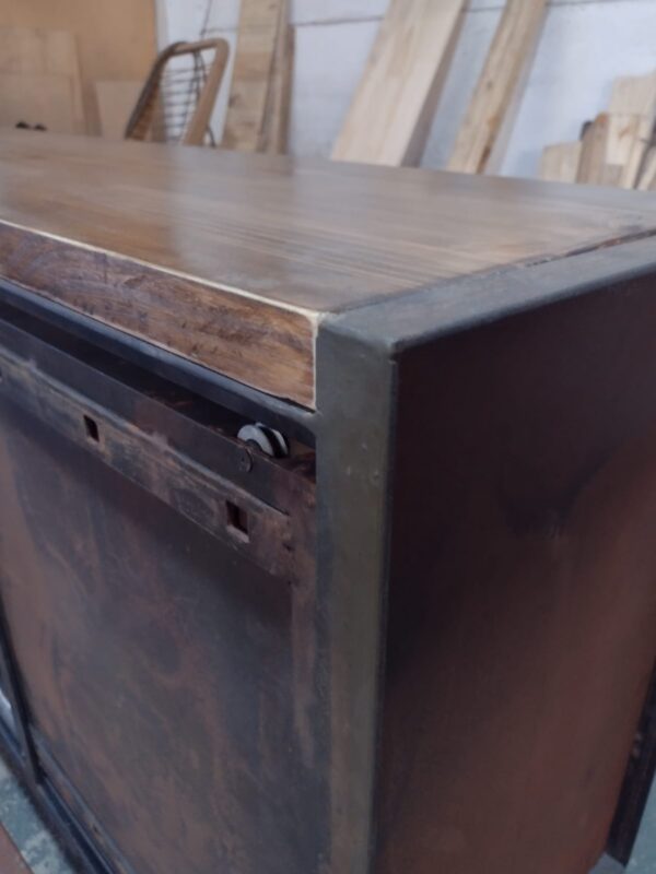 9e334a01-af11-4c6c-834b-7477fe0dc440 chifonier industrial, cajonera de herrería, mueble guardado hierro y madera, chifonier con puertas, mueble industrial dormitorio, organizador de hierro, cajonera a medida