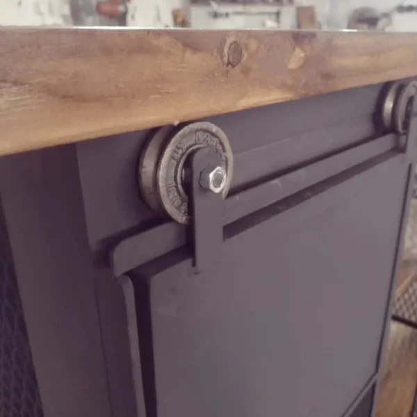 Baiut de herrería y madera estilo industrial a medida fabricado en Bariloche.