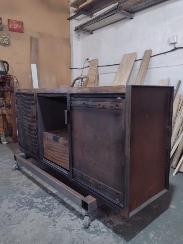 Baiut de herrería y madera estilo industrial a medida fabricado en Bariloche.