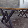 Mesa de comedor de hierro y madera estilo industrial en Bariloche