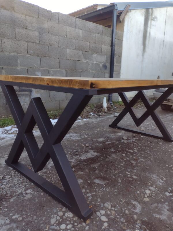Mesa de comedor de hierro y madera estilo industrial en Bariloche