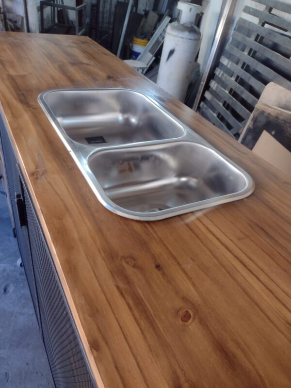 bajo-mesada-hierro-madera-bariloche.jpg Mueble bajo mesada de herrería y madera a medida para cocina