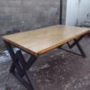 Mesa de comedor de hierro y madera estilo industrial en Bariloche