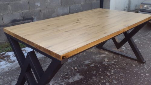 Mesa de comedor de hierro y madera estilo industrial en Bariloche
