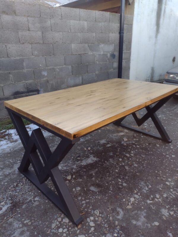 Mesa de comedor de hierro y madera estilo industrial en Bariloche