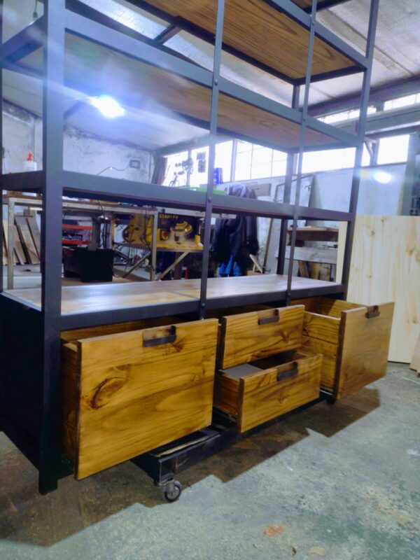 Estantería industrial de herrería y madera a medida fabricada en Bariloche.