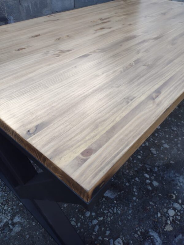 Mesa de comedor de hierro y madera estilo industrial en Bariloche